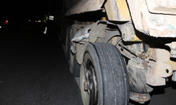 Kamyonet, kamyona arkadan çarptı; 1 ağır yaralı