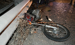 Otomobil ile motosiklet çarpıştı, sürücünün bacağı koptu