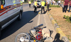 Motosiklet yayaya çarptı: 1'i ağır 2 yaralı