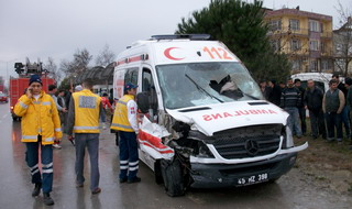 Saruhanlda ambulansn kart trafik kazasnda 8 kii yaraland