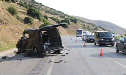 Ticari araç kamyona arkadan çarptı: 2'si ağır 4 yaralı